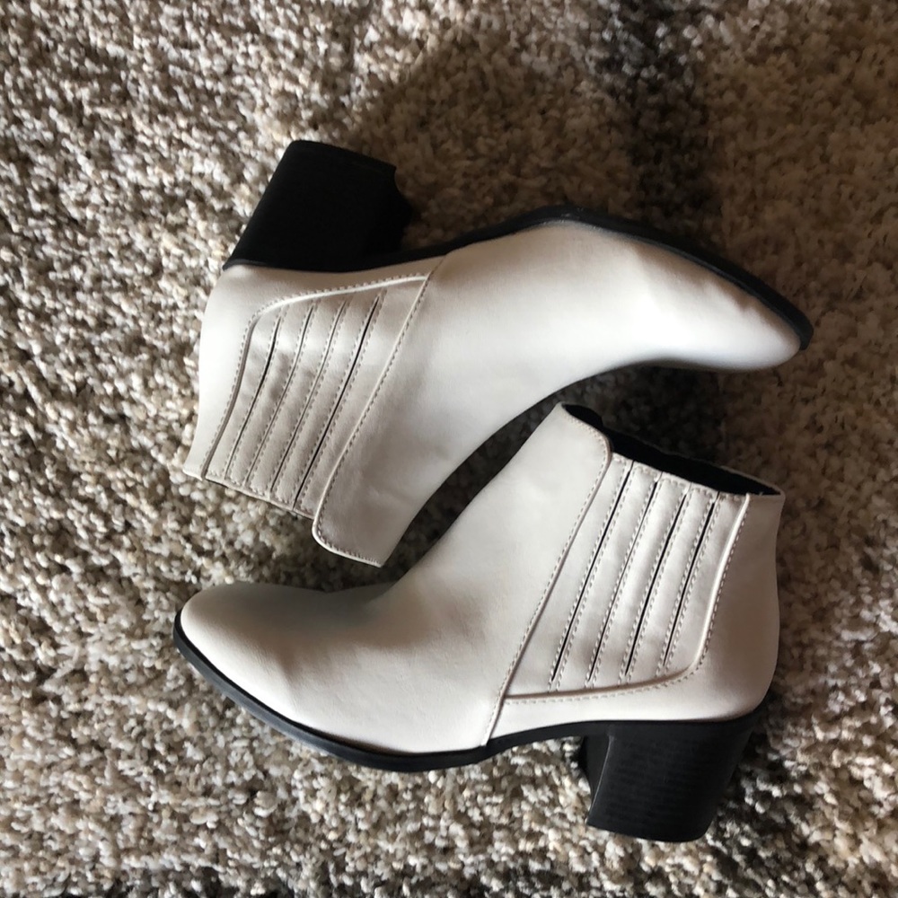 Faux leather White booties